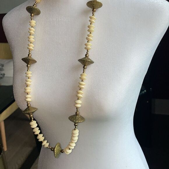 Vintage cream and brass necklace 32 inch around - Picture 3 of 4